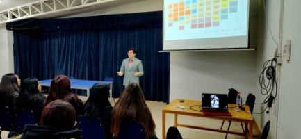 Alejandro Stowhas comparte su experiencia en investigación científica y promueve las vocaciones STEM en estudiantes universitarios y escolares.